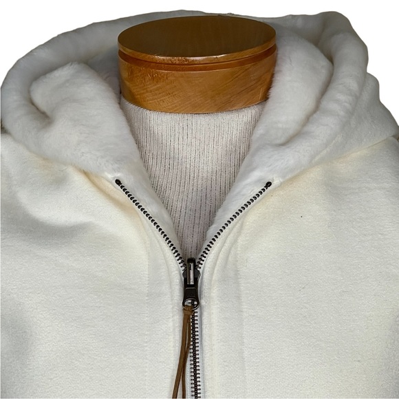 Old Navy Women’s Ivory Reversible Faux Fur Lined Sweatshirt Hooded Vest S NWT - Picture 2 of 16